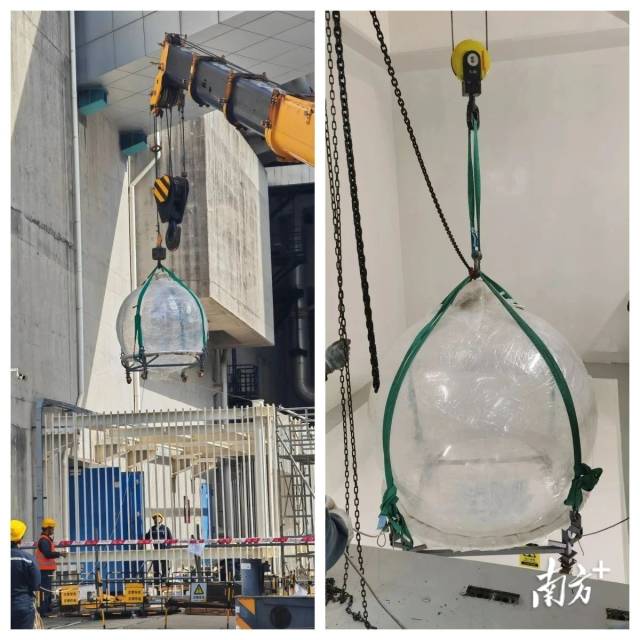 正在引入有機(jī)玻璃球,將用于盛裝捕捉中微子用的神秘液體“液閃”。 正在引入有機(jī)玻璃球,將用于盛裝捕捉中微子用的神秘液體“液閃”。