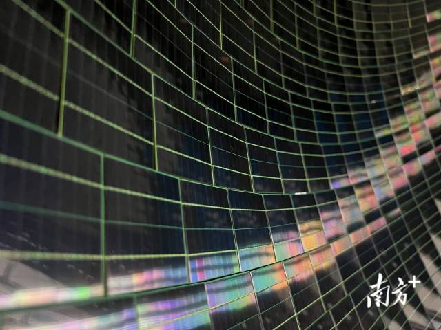 臺(tái)山中微子實(shí)驗(yàn)的硅光電倍增器。 臺(tái)山中微子實(shí)驗(yàn)的硅光電倍增器。