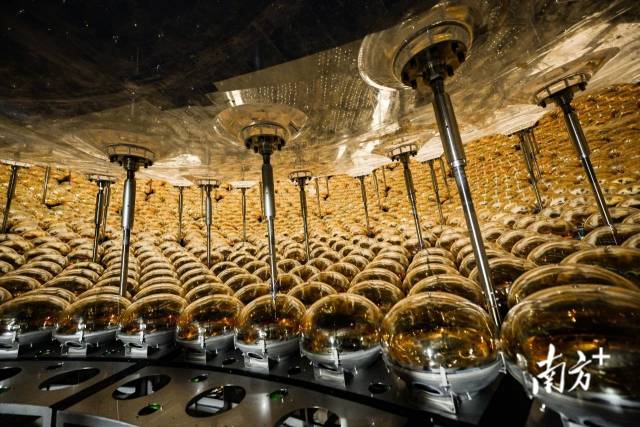 江門(mén)中微子實(shí)驗(yàn)的光電倍增管。 江門(mén)中微子實(shí)驗(yàn)的光電倍增管。