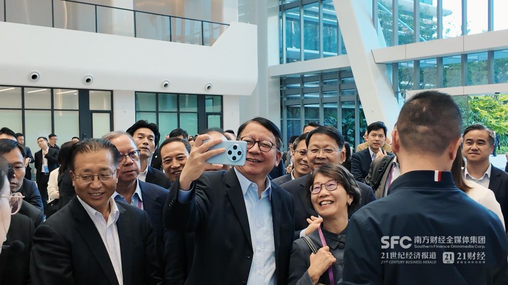 (香港特別行政區政務司司長陳國基與考察團成員自拍。莊歡/攝) (香港特別行政區政務司司長陳國基與考察團成員自拍。莊歡/攝)