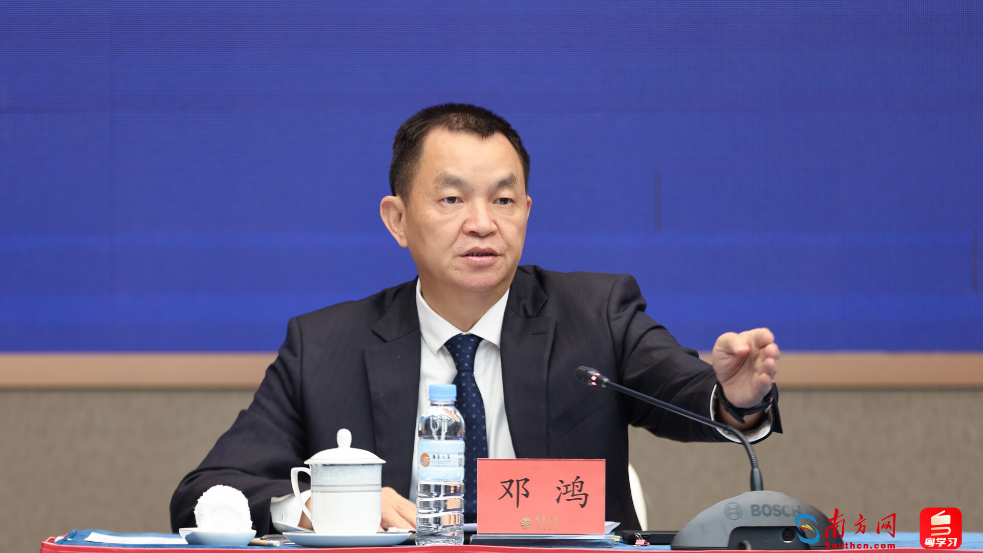 廣東省政府新聞辦公室副主任鄧鴻主持發布會。 廣東省政府新聞辦公室副主任鄧鴻主持發布會。