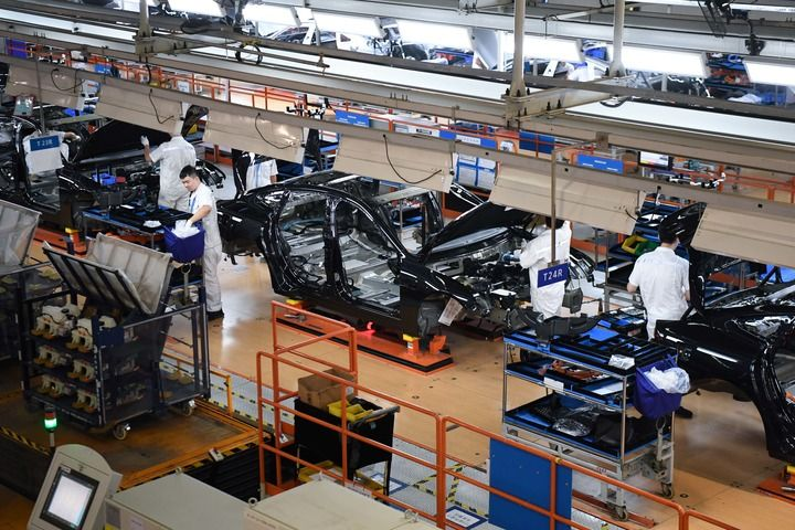 工作人員在廣東肇慶小鵬汽車智能網聯科技產業園內的總裝生產線上工作（2023年10月9日攝）。新華社記者 鄧華 攝