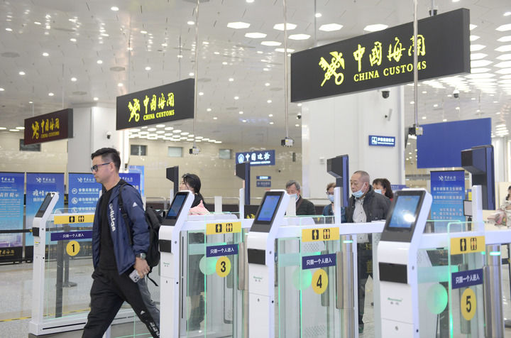 旅客從橫琴口岸過(guò)關(guān)(2024年2月29日攝)。新華社記者 盧漢欣 攝 旅客從橫琴口岸過(guò)關(guān)(2024年2月29日攝)。新華社記者 盧漢欣 攝