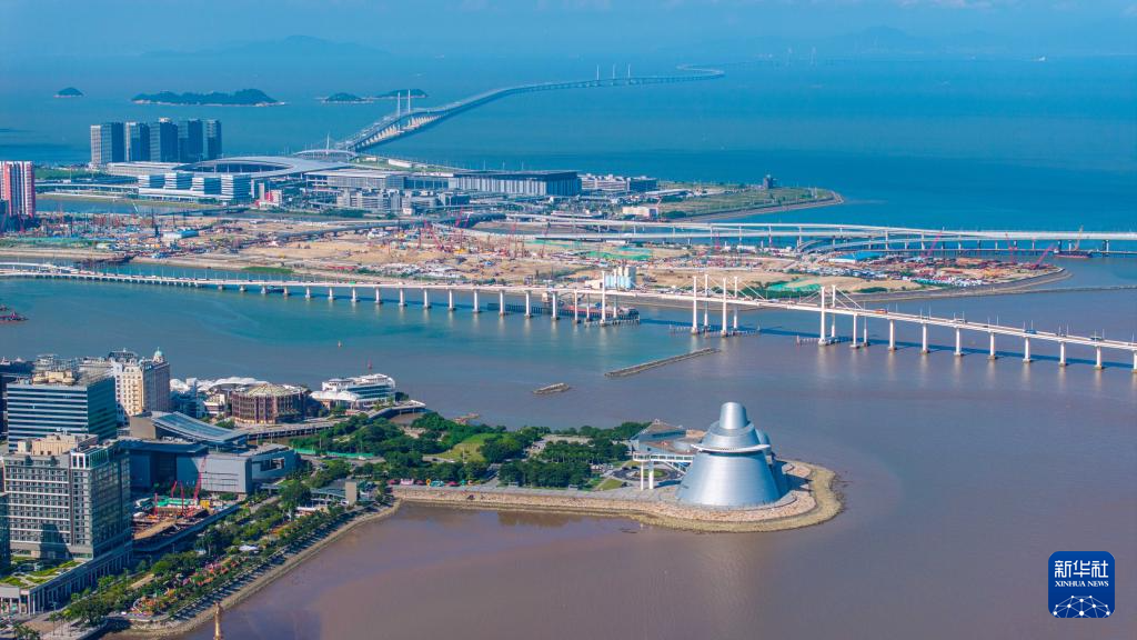 8月3日拍攝的澳門科學(xué)館（前）、澳門新城A區(qū)和港珠澳大橋（后）（無人機(jī)照片）。