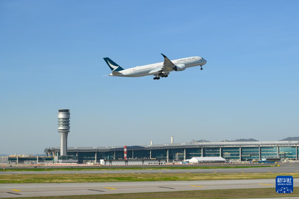  2024年11月28日，香港國際機場三跑道系統(tǒng)正式啟用后，一架飛機從中跑道起飛。新華社發(fā)
