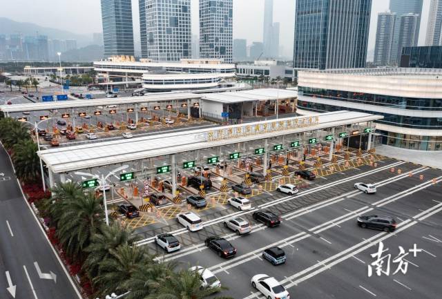 2024年3月1日零時起,橫琴粵澳深度合作區正式實施分線管理封關運行。圖為橫琴大橋“二線”通道。南方+記者 關銘榮 攝 2024年3月1日零時起,橫琴粵澳深度合作區正式實施分線管理封關運行。圖為橫琴大橋“二線”通道。南方+記者 關銘榮 攝