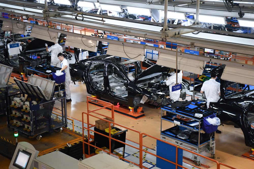 2023年10月9日，工作人員在廣東肇慶小鵬汽車智能網聯科技產業園內的總裝生產線上工作。