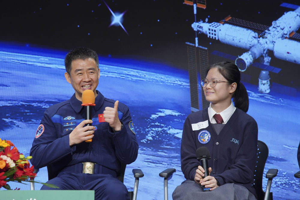 2023年11月29日，神舟十四號乘組指令長陳冬（左）在香港培僑中學與學生分享航天故事。