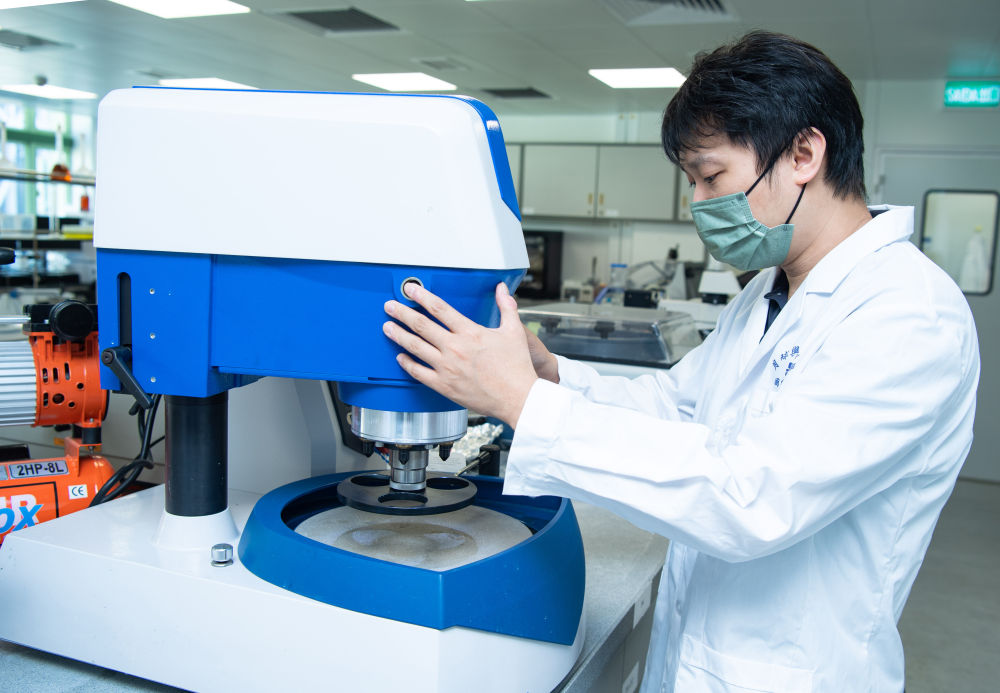 2022年10月6日，澳門科技大學月球與行星科學國家重點實驗室助理教授鄧志培在實驗室內工作。