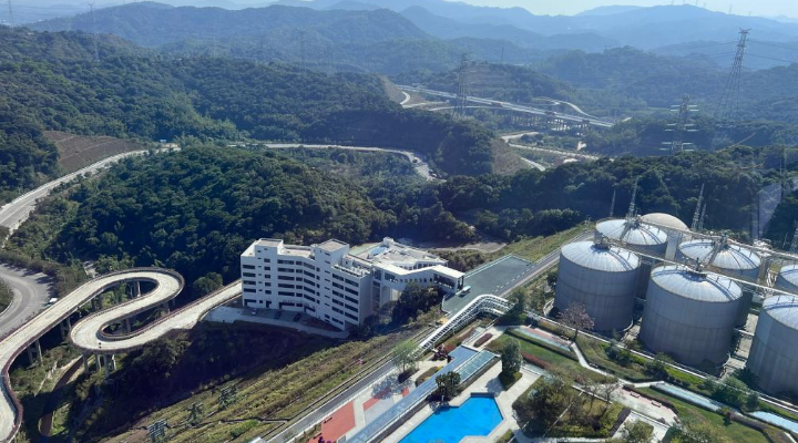 廣州市福山循環經濟產業園將垃圾焚燒發電廠的煙囪開發成工業旅游觀光塔，休閑平臺設置空中咖啡廳，可一覽園區全景