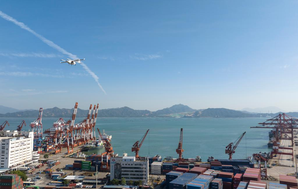 11月27日，豐翼科技（深圳）有限公司的一架無人機搭載著快件從珠海飛抵深圳蛇口集裝箱碼頭附近的起降點。新華社記者 毛思倩 攝