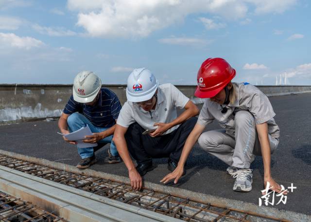 9月27日，黃茅海跨海通道上，馬倩倩正在陪同業主驗收伸縮縫。