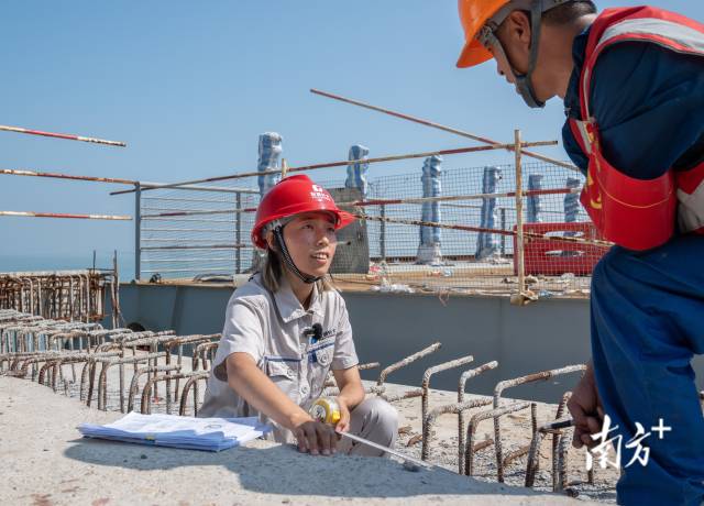 9月27日，黃茅海跨海通道上，馬倩倩正在檢查伸縮縫施工進度。