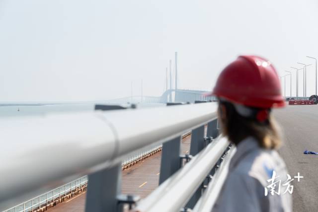 9月27日，馬倩倩望向正在建設中的黃茅海跨海通道。