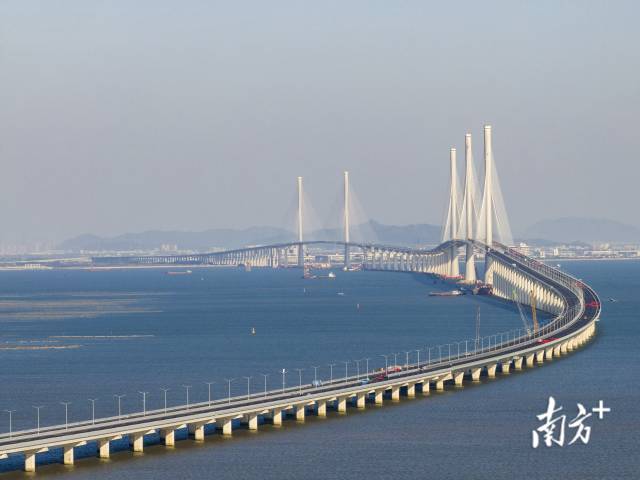 黃茅海跨海通道起于珠海高欄港經濟區，橫跨黃茅海水域，終至江門臺山市，全長約31公里，其中跨海段約14公里。