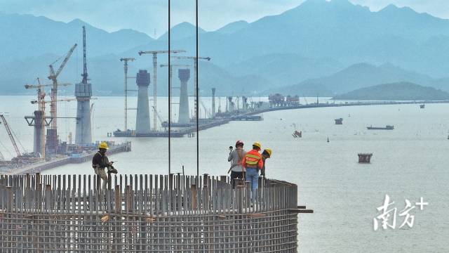 2022年10月20日，黃茅海跨海通道控制性節點——黃茅海大橋和高欄港大橋兩座主橋的5座主塔正在“節節攀升”。  