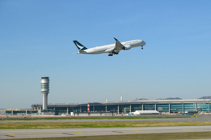 香港國(guó)際機(jī)場(chǎng)三跑道系統(tǒng)正式啟用后，一架飛機(jī)從中跑道起飛（2024年11月28日攝）。新華社發(fā)