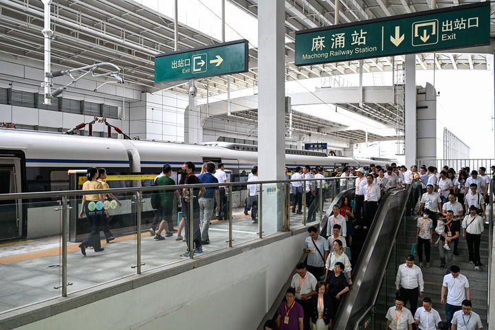 首趟運(yùn)行的佛莞城際鐵路列車(chē)?？繓|莞麻涌站（2024年5月26日攝）。廣佛南環(huán)、佛莞城際鐵路與佛肇城際、莞惠城際相連，形成全長(zhǎng)258公里的粵港澳大灣區(qū)最長(zhǎng)的城際鐵路。新華社記者 劉大偉 攝