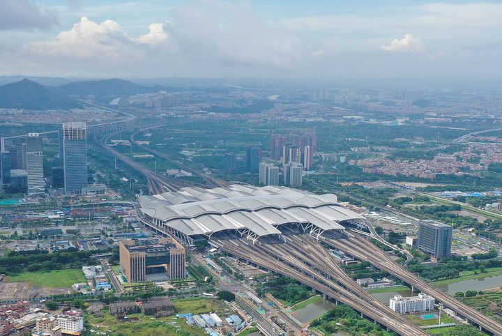 廣州南站（2024年6月23日攝，無(wú)人機(jī)照片）。從這里出發(fā)，乘坐廣深高鐵只需48分鐘，就能抵達(dá)香港市中心的西九龍站。新華社記者 劉大偉 攝