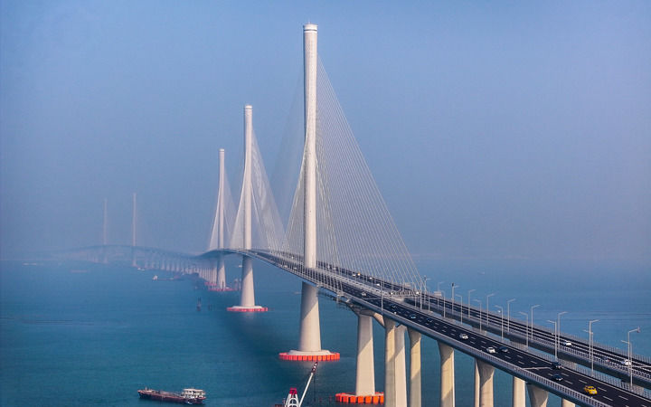 黃茅海跨海通道正式通車(chē)后，車(chē)輛行駛在黃茅海大橋上（2024年12月11日攝，無(wú)人機(jī)照片）。新華社記者 劉大偉 攝