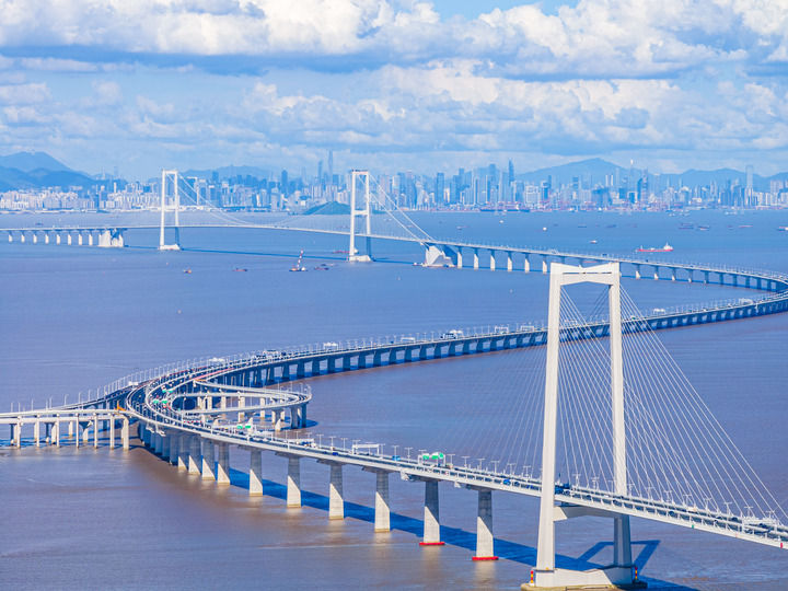 車(chē)輛行駛在深中通道上（2024年7月3日攝，無(wú)人機(jī)照片）。新華社記者 毛思倩 攝