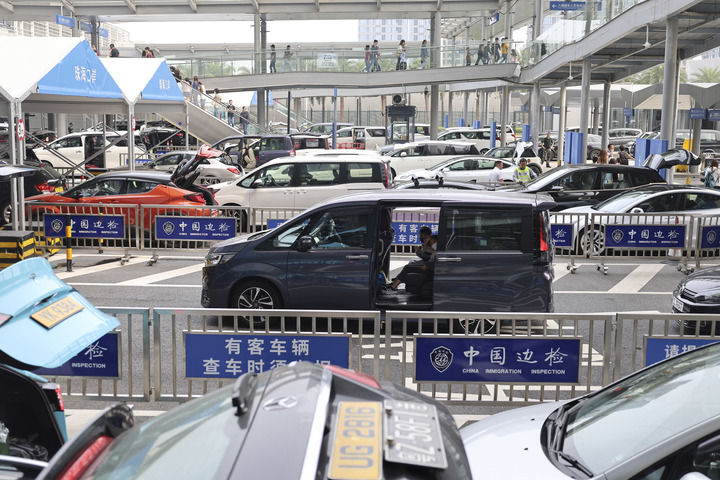 車(chē)輛在港珠澳大橋珠海公路口岸等待通關(guān)（2024年4月4日攝）。新華社發(fā)（王相國(guó) 攝)
