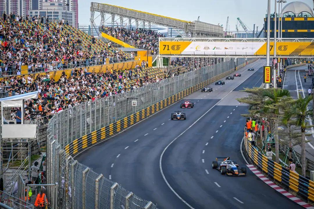 △2024年11月17日，為期4天的第71屆澳門格蘭披治大賽車，圓滿落下帷幕。據(jù)統(tǒng)計(jì)，今年的賽事共吸引了逾10萬(wàn)名觀眾進(jìn)場(chǎng)觀賽，氣氛熱烈。
