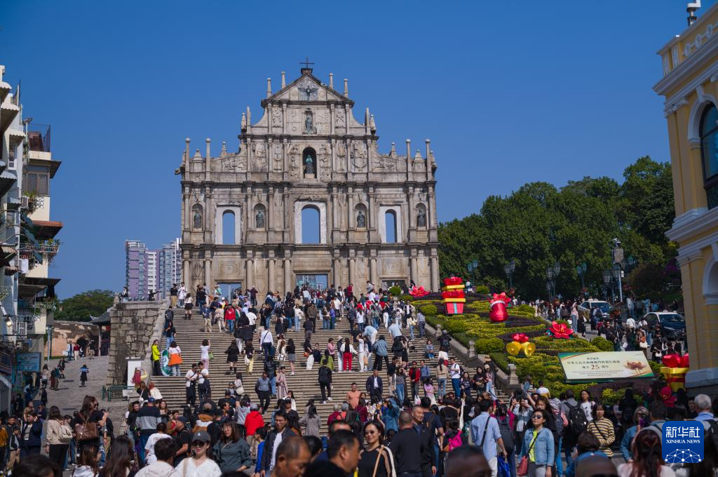 12月7日，人們?cè)诎拈T大三巴牌坊游覽。新華社發(fā)（張金加 攝）