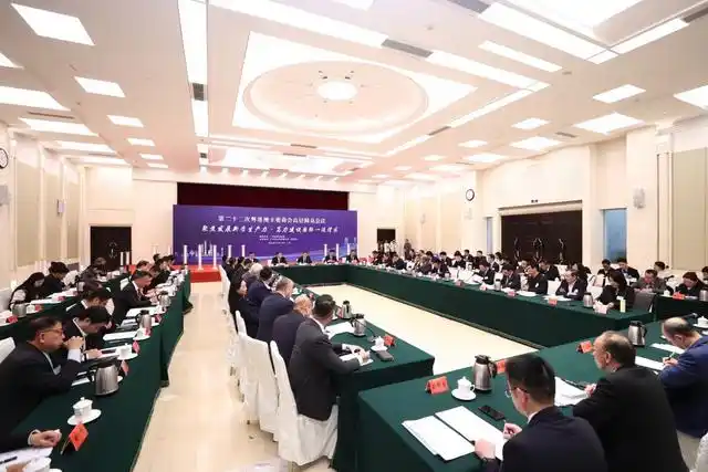 12月17日，第二十二次粵港澳主要商會高層圓桌會議在廣州舉行。
