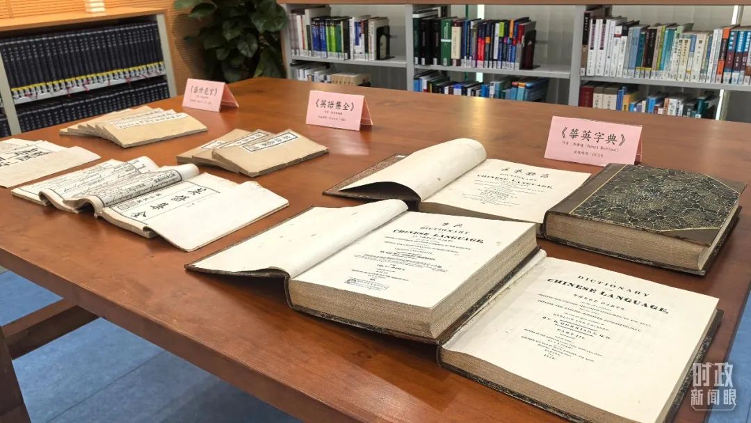 △澳門科技大學(xué)圖書館館藏珍貴書籍。（總臺(tái)央視記者黎兵拍攝）