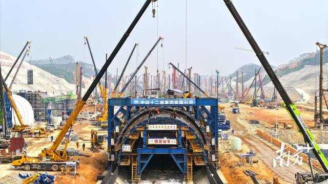 廣湛高鐵、珠肇高鐵、深南高鐵“3大高鐵”飛速建設(shè)中。圖為廣湛高鐵機場段項目施工現(xiàn)場。中鐵十二局集團供圖