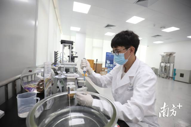 橫琴·澳門青年創業谷內，珠海澳大科技研究院的工作人員正開展科研實驗。