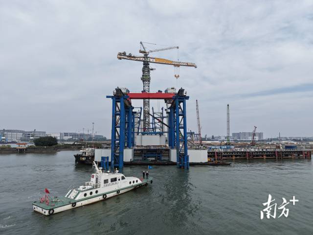 東莞海事護(hù)航T9標(biāo)東索塔提梁站建設(shè)及鋼殼塔柱吊裝
