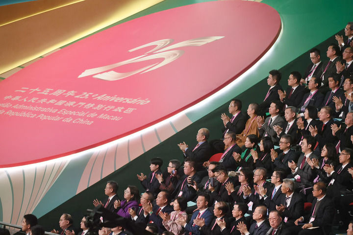 2024年12月20日，慶祝澳門回歸祖國25周年大會暨澳門特別行政區(qū)第六屆政府就職典禮在澳門東亞運動會體育館隆重舉行。這是嘉賓熱烈鼓掌。新華社記者 陳鐸 攝