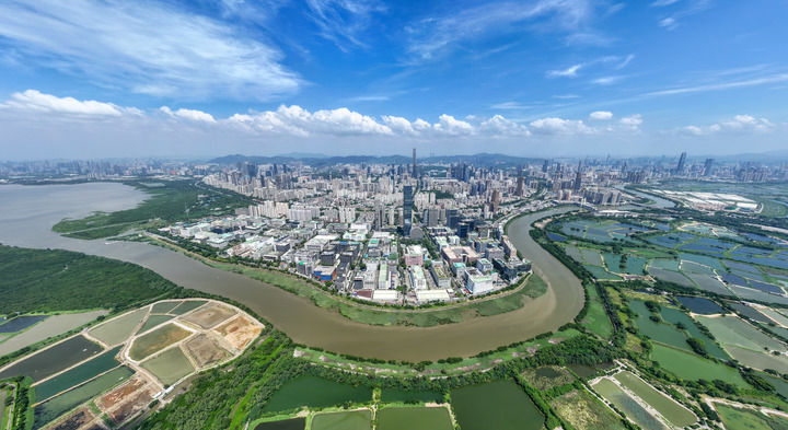 這是2024年9月19日拍攝的河套深港科技創(chuàng)新合作區(qū)及深圳河兩岸風(fēng)光（無(wú)人機(jī)照片）。新華社記者 毛思倩 攝