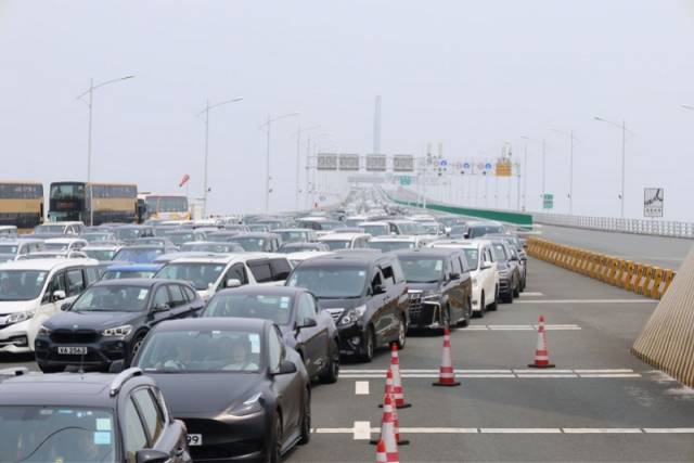 4月6日在港珠澳大橋橋頭拍攝的等待入境的車輛。新華社發