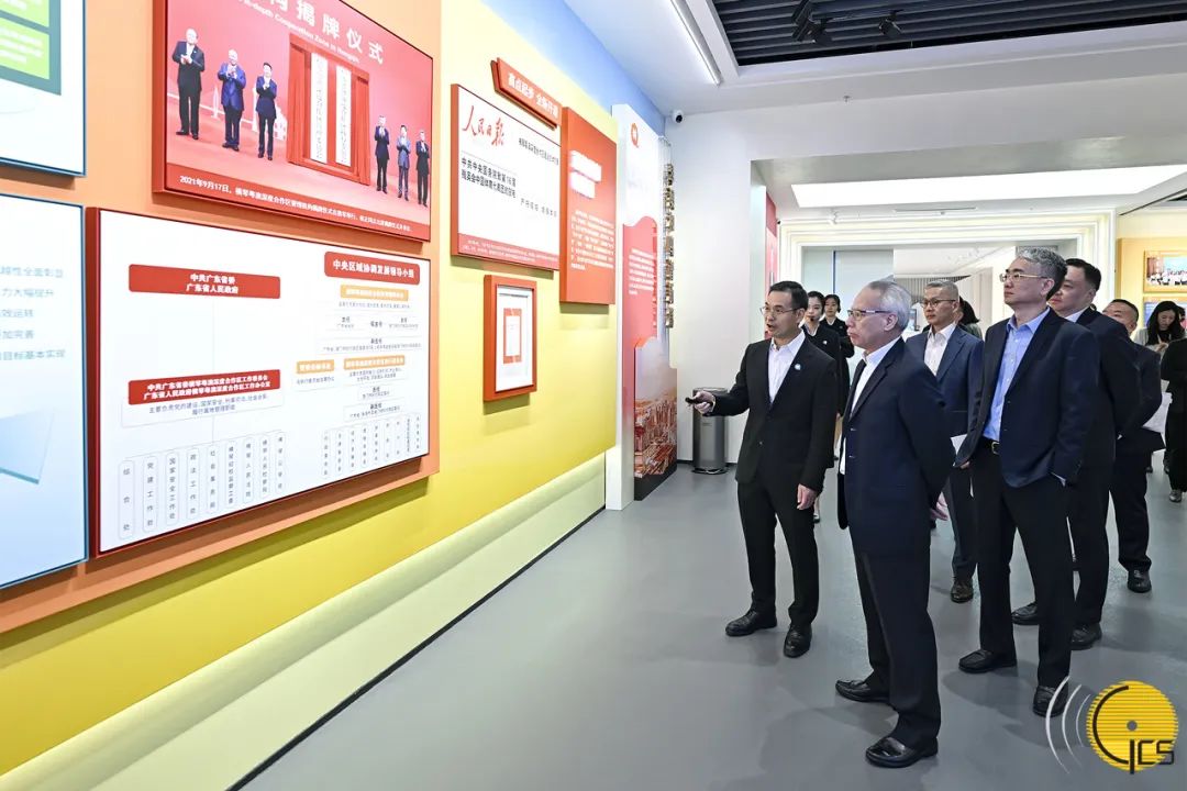 ▲岑浩輝考察天沐琴臺(tái)展示廳