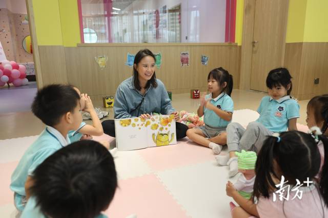 橫琴新街坊家庭服務中心，孩子們在聽繪本故事。南方+記者 關銘榮 攝