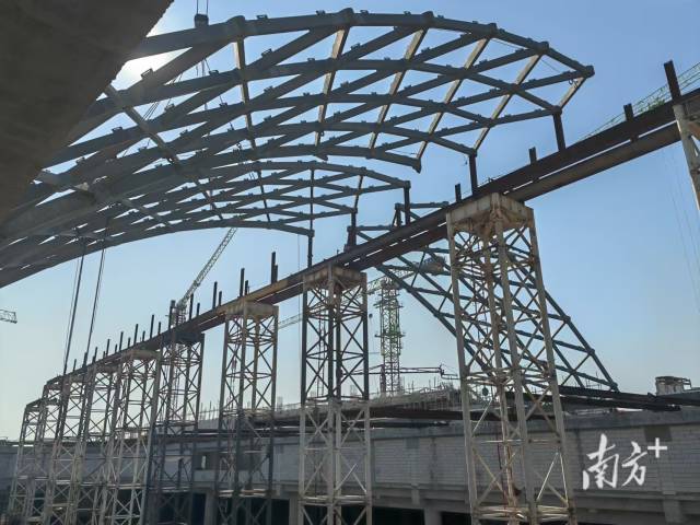 廣州白云機場三期擴建工程交通中心綜合體項目采光頂鋼結構全面封頂