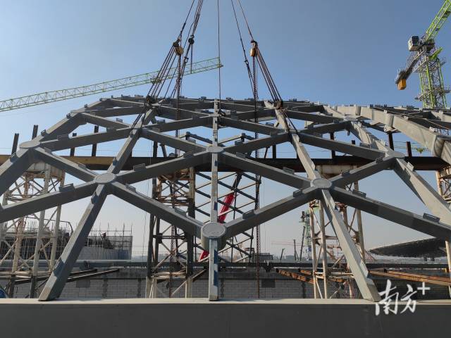 廣州白云機場三期擴建工程交通中心綜合體項目采光頂鋼結構全面封頂
