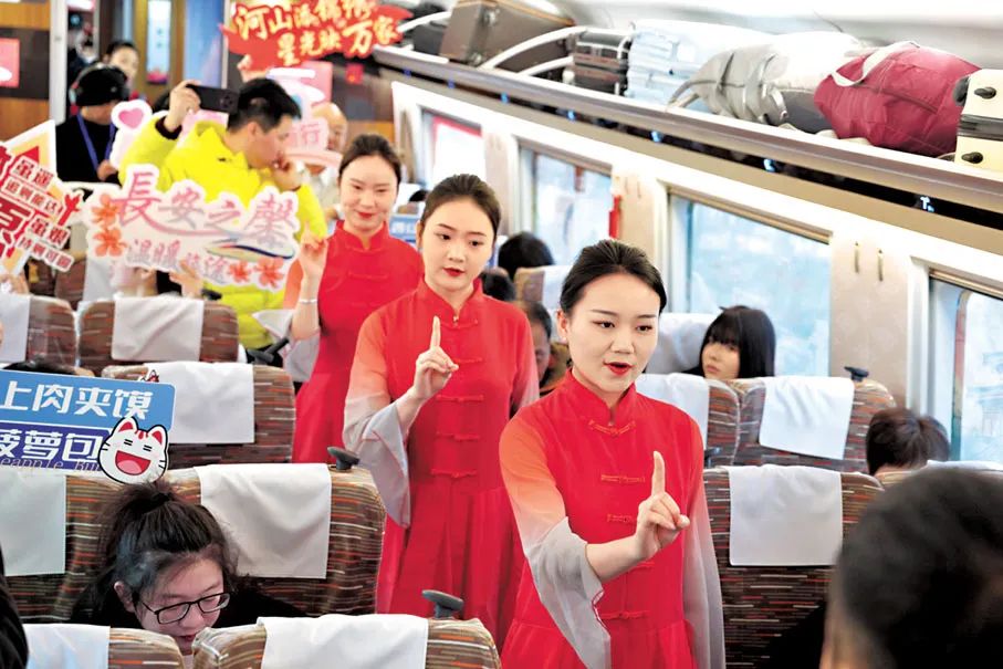 5日，隨著新列車運行圖的實行，以“龍鳳呈祥”主題為外觀涂色的G828次列車從西安北站駛向香港西九龍站方向。