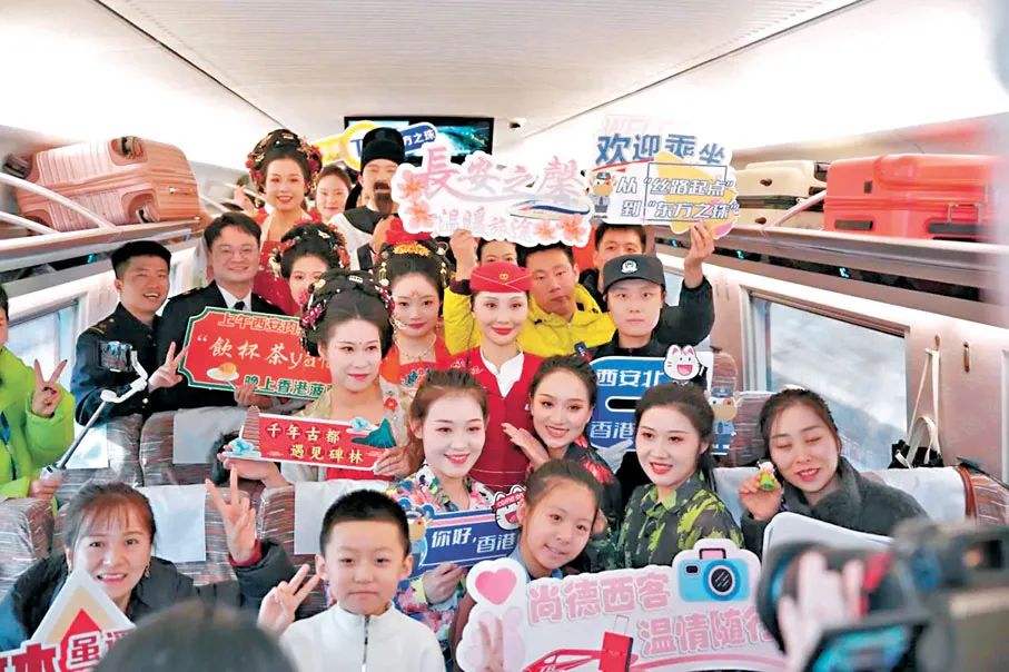 5日，隨著新列車運行圖的實行，以“龍鳳呈祥”主題為外觀涂色的G828次列車從西安北站駛向香港西九龍站方向。
