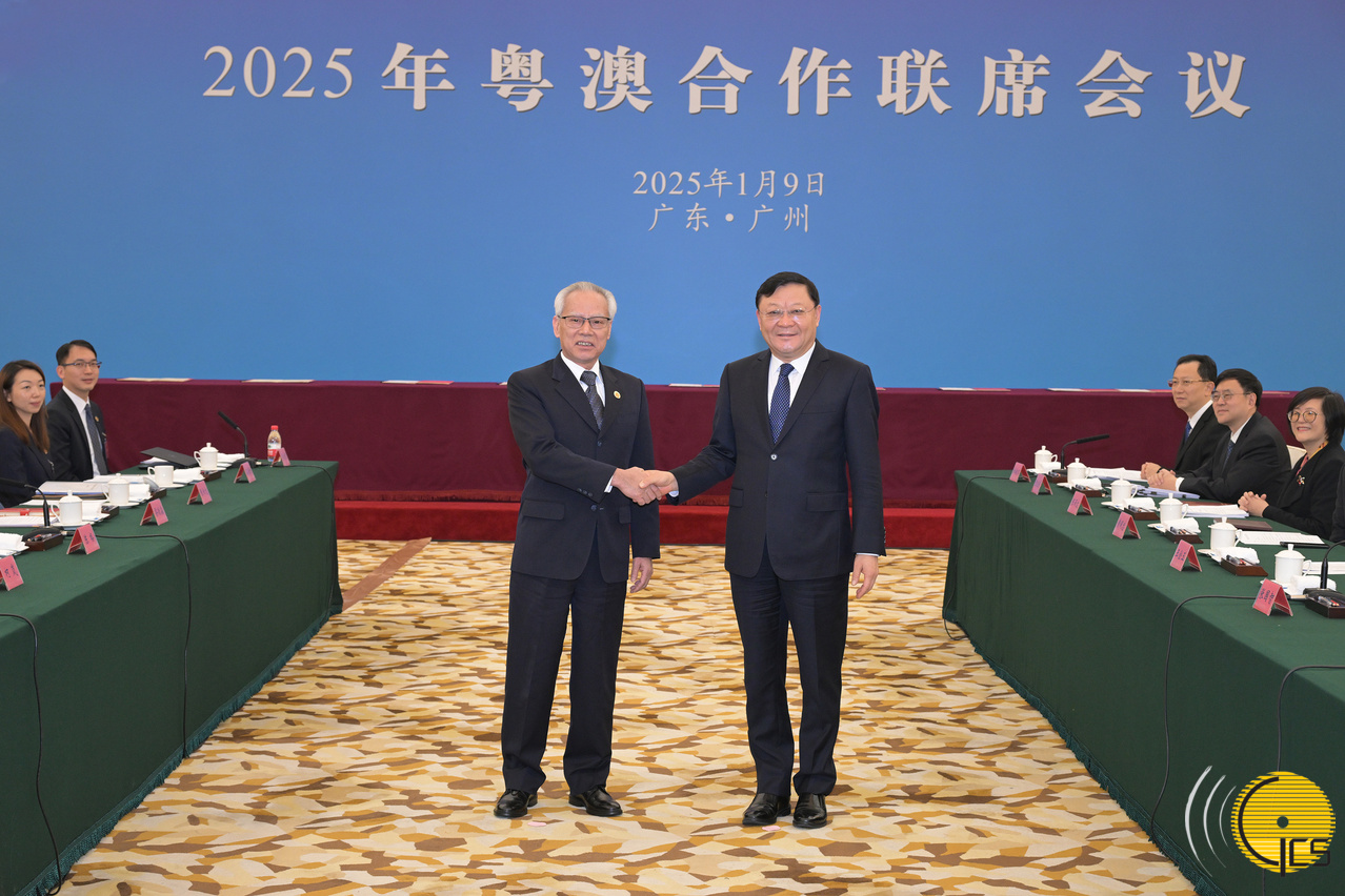 The Chief Executive, Mr Sam Hou Fai, cordially shakes hands with the Governor of Guangdong Province, Mr Wang Weizhong, at  the Guangdong-Macao Cooperation Joint Conference 2025 held in Guangzhou, Guangdong Province.