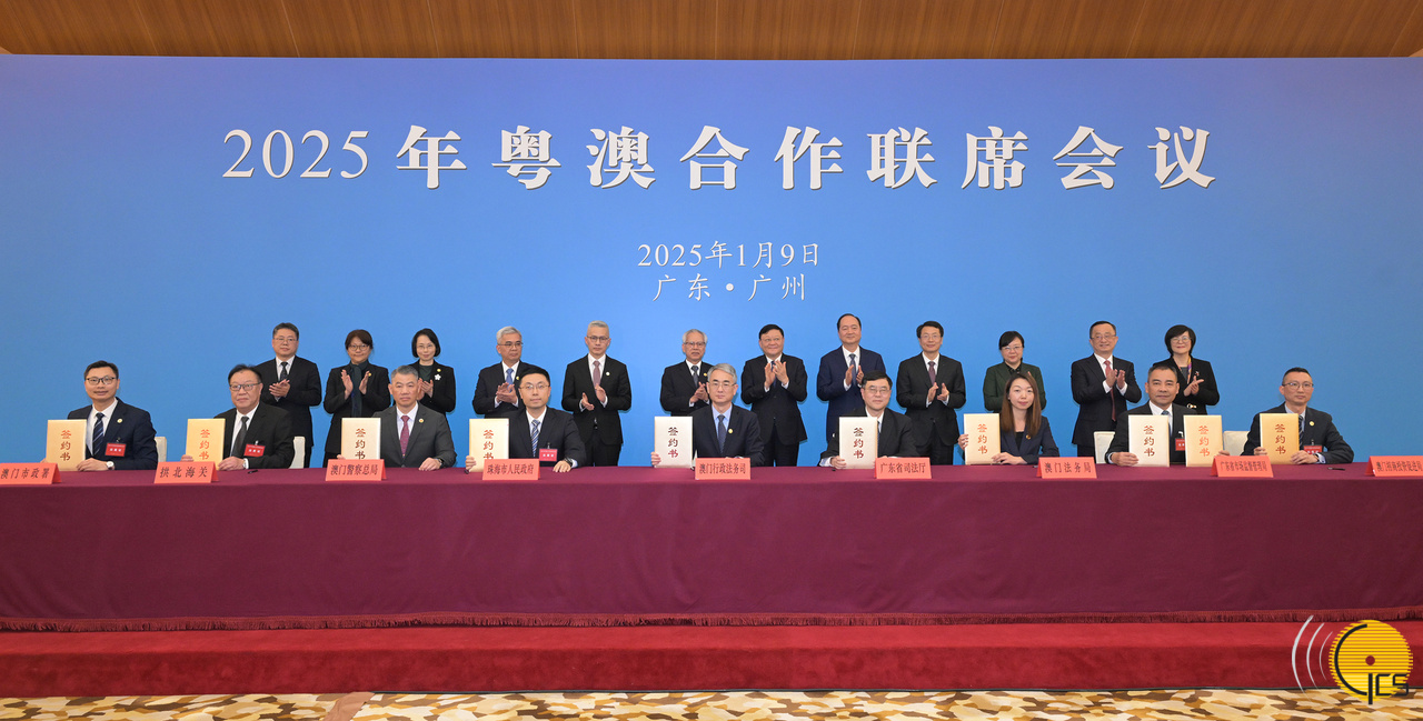 The Chief Executive, Mr Sam Hou Fai, and the Governor of Guangdong Province, Mr Wang Weizhong, witness the signing of the legal cooperation arrangement between the Department of Justice of Guangdong Province and the Secretariat for Administration and Justice of the Macao Special Administrative Region (MSAR) Government; the memorandum between administrative departments of Zhuhai and Macao regarding the “hospital to hospital” point-to-point cross-boundary transfer; the cooperation memorandum between the Market Supervision Administration of Guangdong Province and the Legal Affairs Bureau of the MSAR Government; the cooperation memorandum on the inspection and quarantine supervision of imported foreign fruits between the Gongbei Customs and the Municipal Affairs Bureau of the MSAR Government; and the cooperation agreement between the Market Supervision Administration of Guangdong Province and the Commerce and Investment Promotion Institute of the MSAR Government.