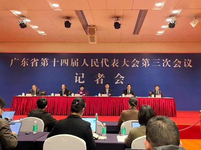 廣東省十四屆人大三次會議記者會現場。攝影：《南方》雜志記者許俊仟 