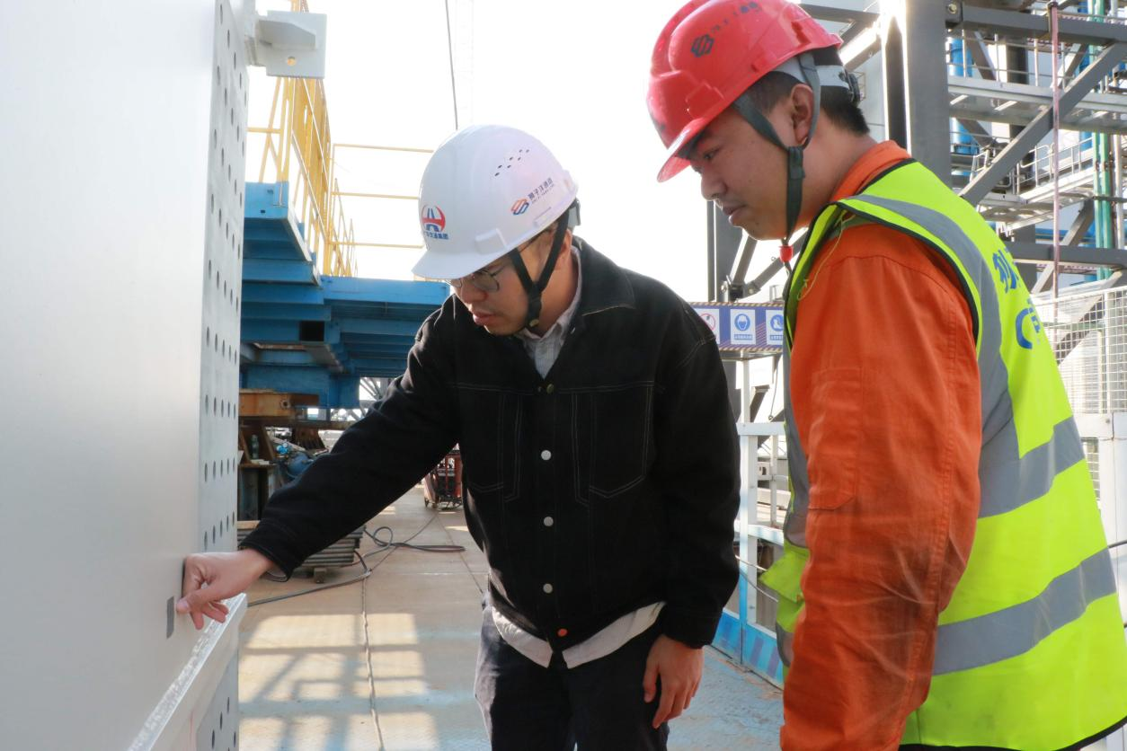 陳炳耀和同事在獅子洋通道建設現場 陳炳耀和同事在獅子洋通道建設現場