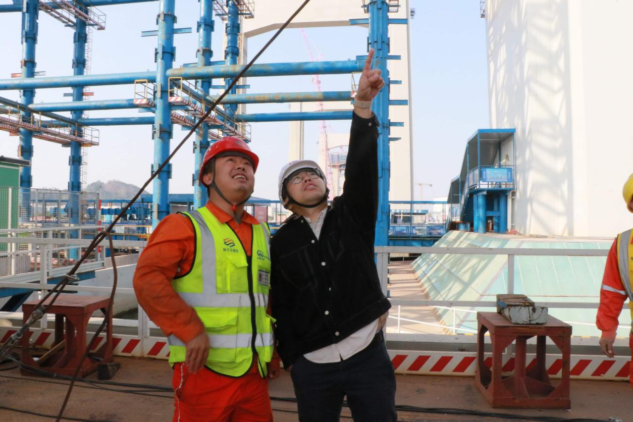 陳炳耀和同事在獅子洋通道建設現場 陳炳耀和同事在獅子洋通道建設現場