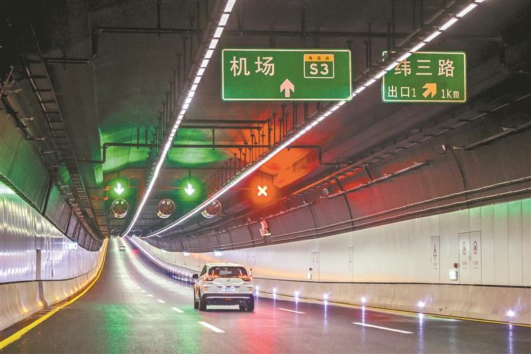 1月21日上午，國內海底最大直徑盾構隧道——媽灣海底隧道正式通車。 深圳特區報記者 劉羽潔 攝