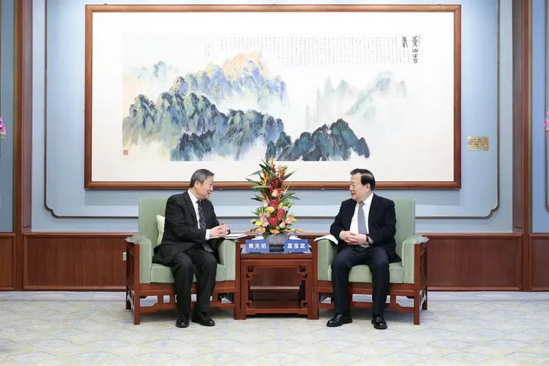 夏寶龍會見香港證監會主席黃天祐、行政總裁梁鳳儀一行