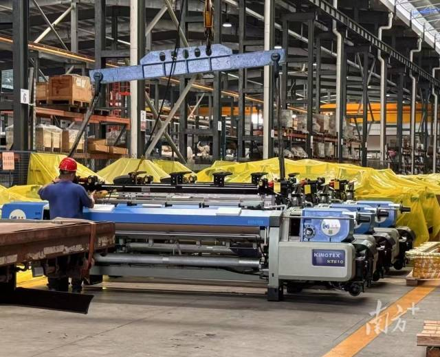 2024年，廣東康特斯織造裝備有限公司為需求企業(yè)提供了500多臺(tái)高速劍桿織機(jī)、提花織機(jī)。